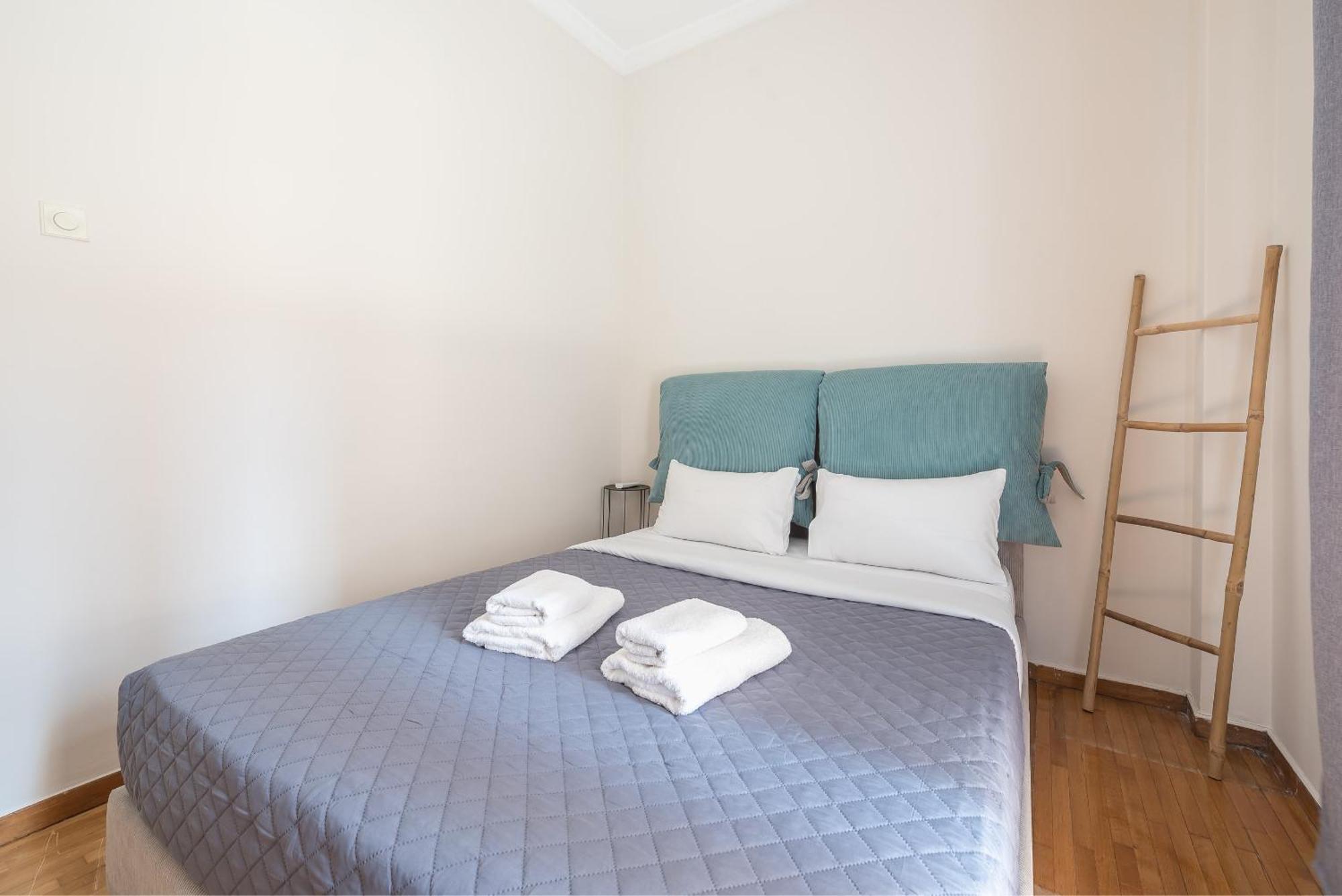 Stylish 2 Bd Urban Retreat Near Panormou Metro Apartment Athens Exterior photo